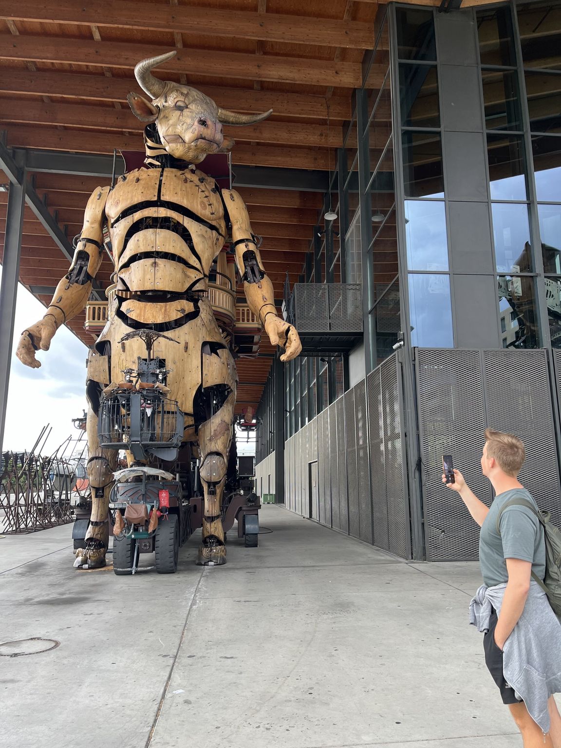 Minotaur mech in front of Halle de la Machines